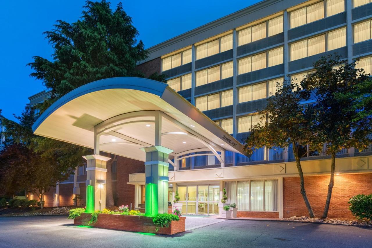 Holiday Inn Express & Suites Charlottesville By Ihg Exterior photo