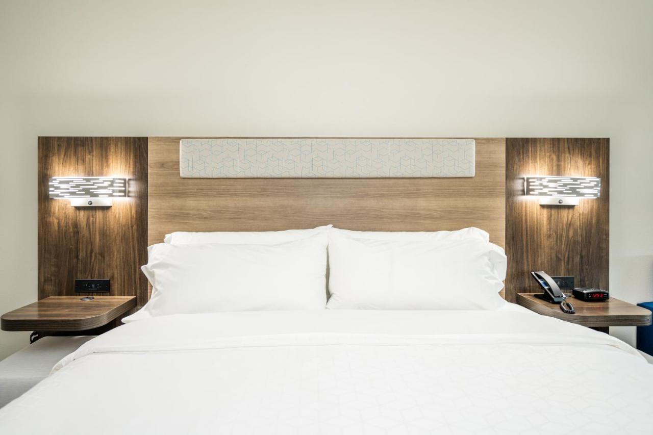 Holiday Inn Express & Suites Charlottesville By Ihg Exterior photo
