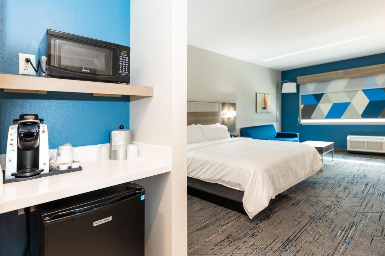 Holiday Inn Express & Suites Charlottesville By Ihg Exterior photo