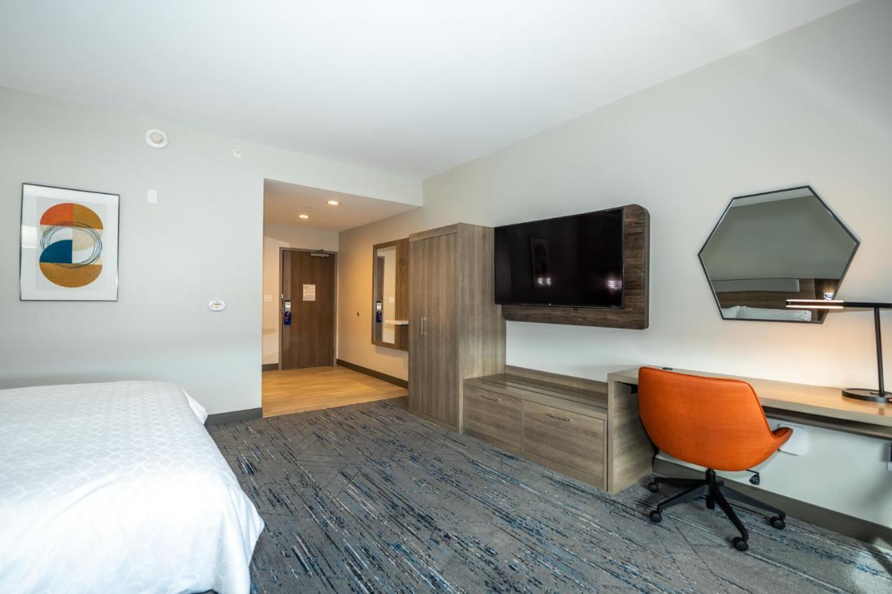 Holiday Inn Express & Suites Charlottesville By Ihg Exterior photo