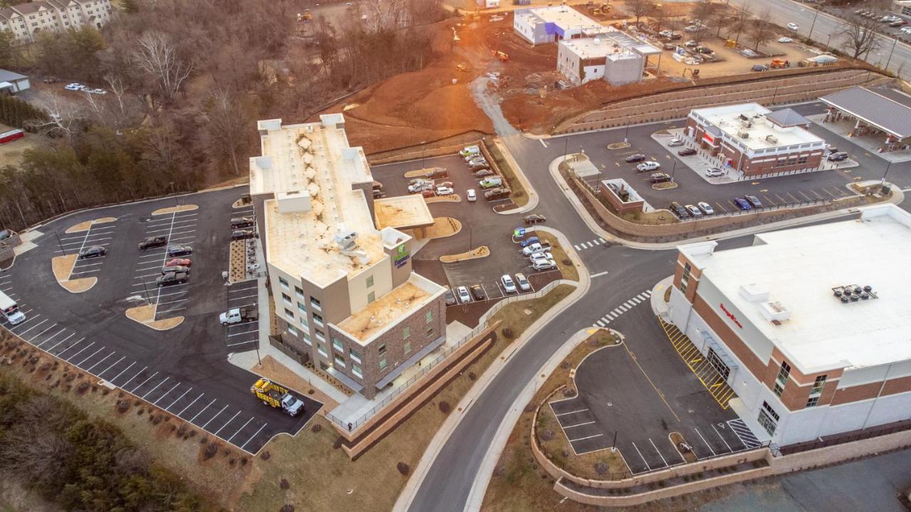 Holiday Inn Express & Suites Charlottesville By Ihg Exterior photo