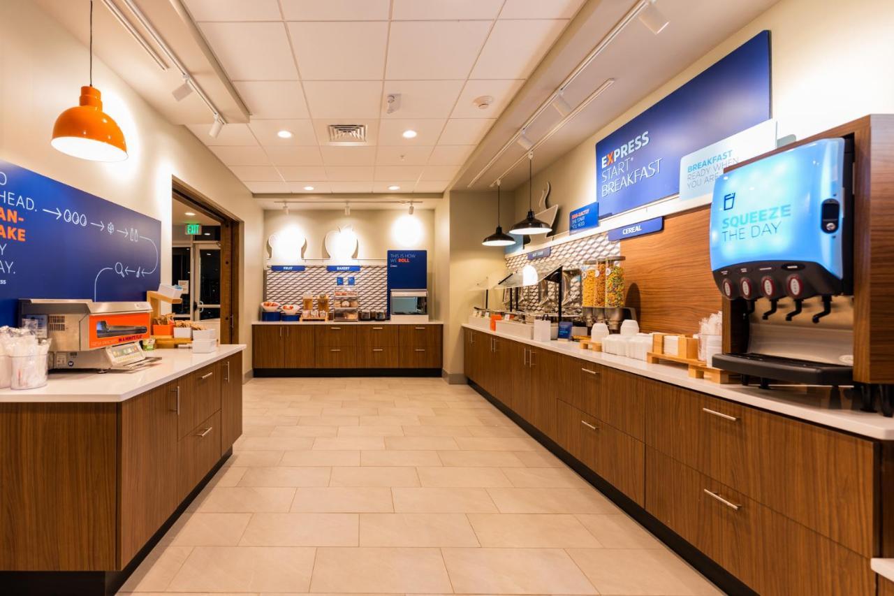 Holiday Inn Express & Suites Charlottesville By Ihg Exterior photo