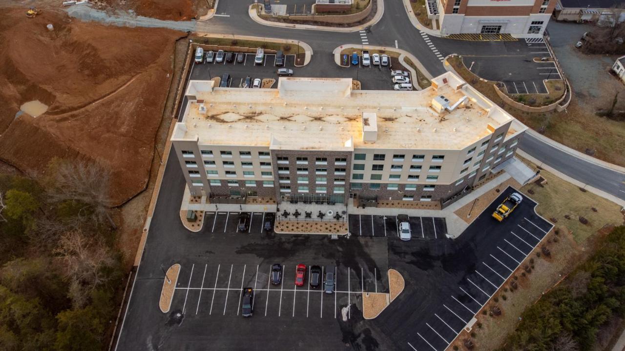Holiday Inn Express & Suites Charlottesville By Ihg Exterior photo
