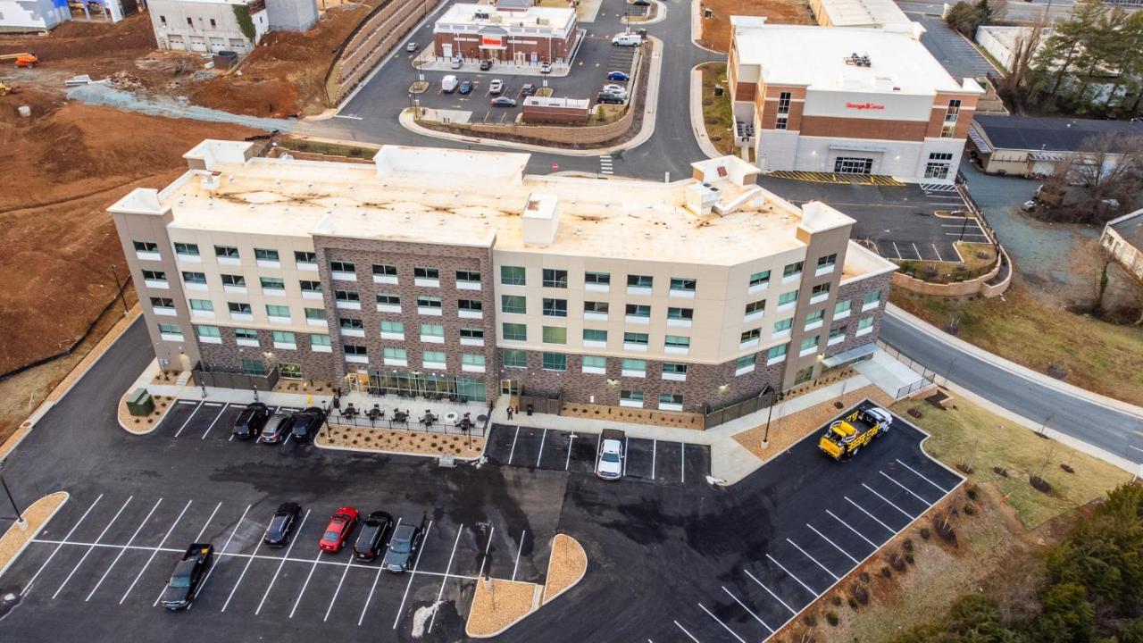Holiday Inn Express & Suites Charlottesville By Ihg Exterior photo