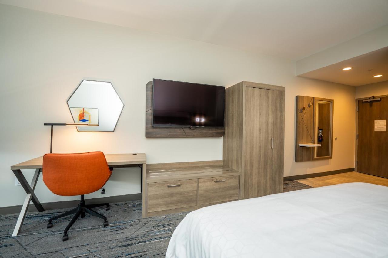 Holiday Inn Express & Suites Charlottesville By Ihg Exterior photo