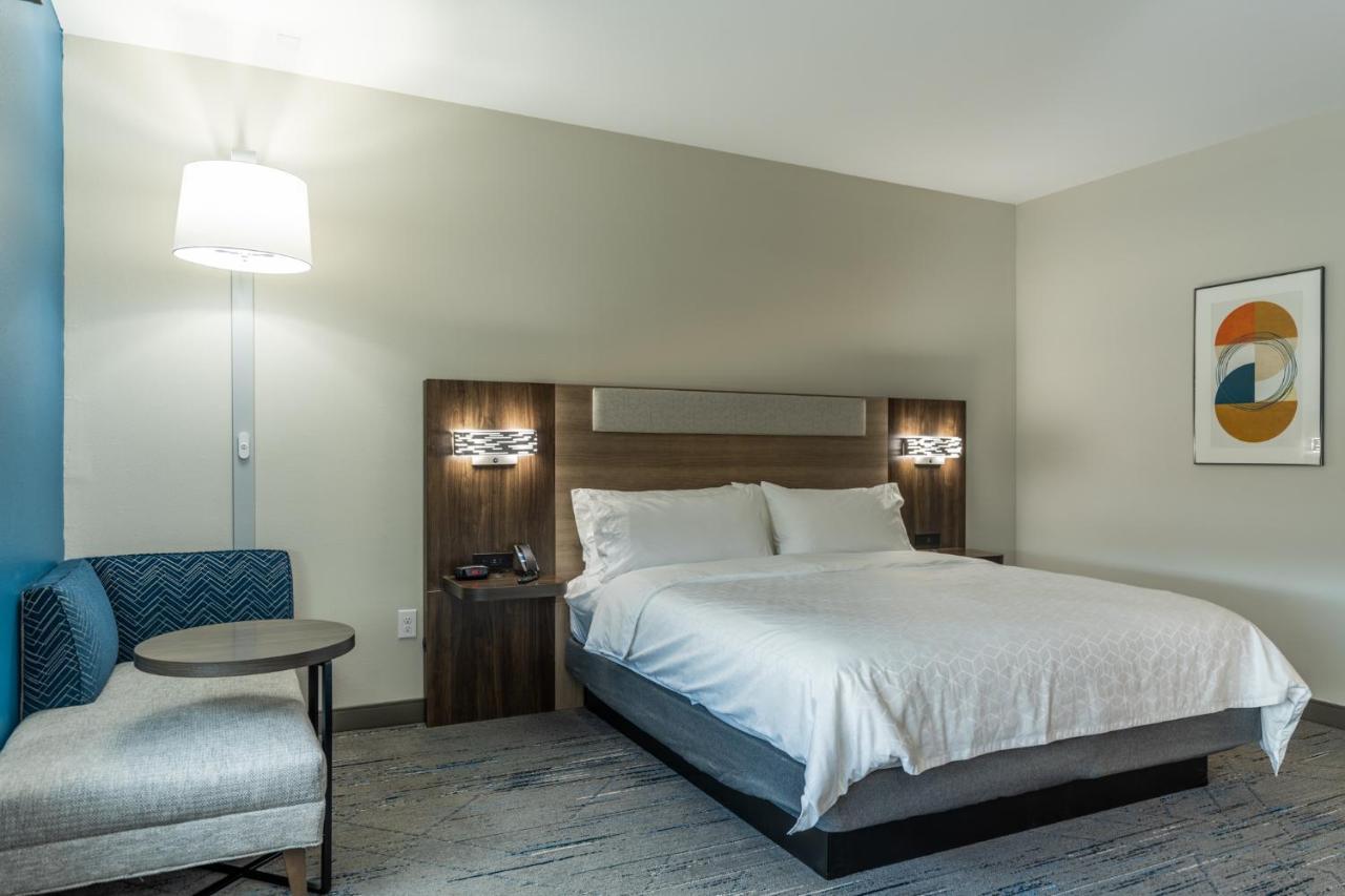 Holiday Inn Express & Suites Charlottesville By Ihg Exterior photo