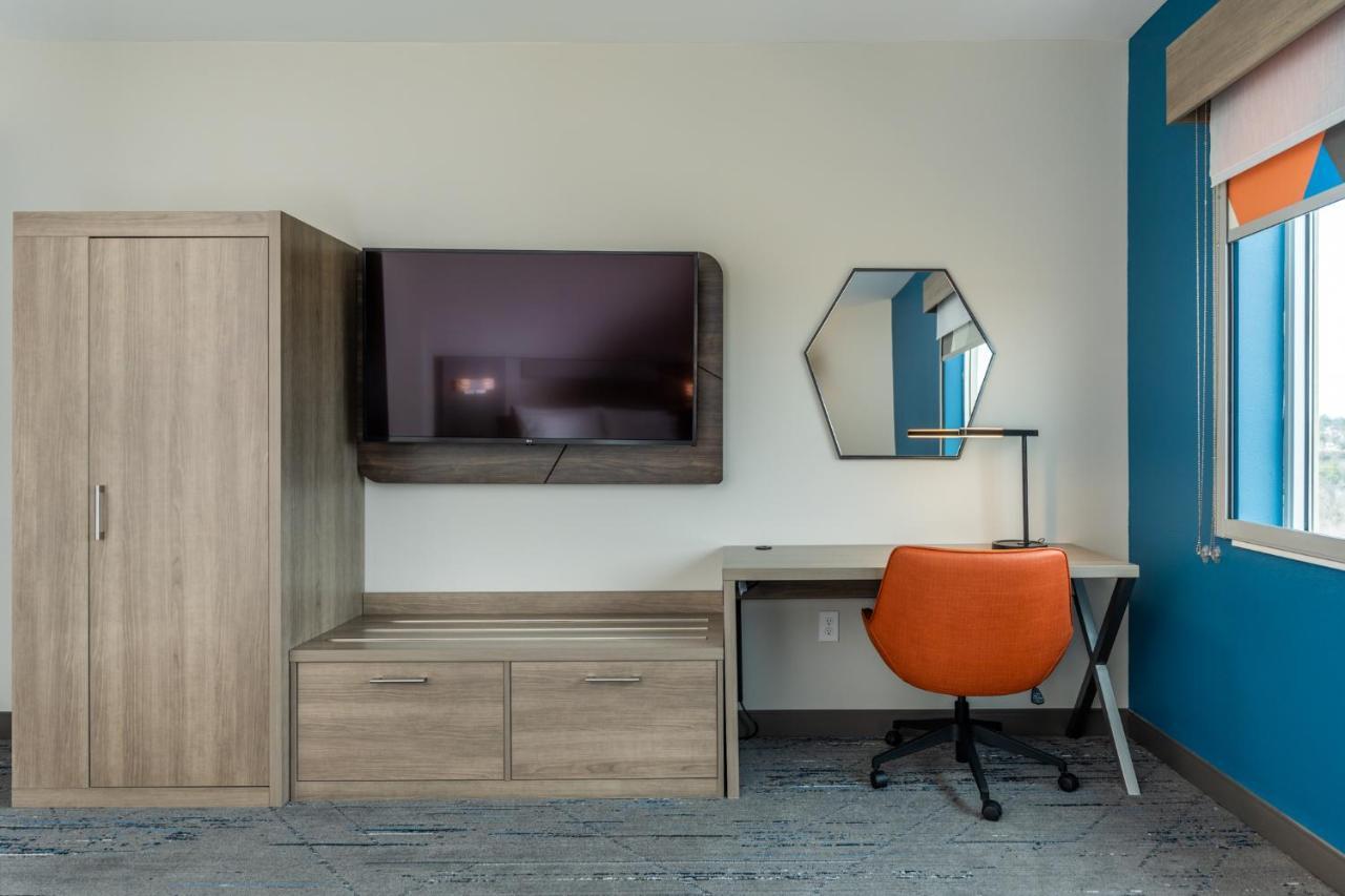 Holiday Inn Express & Suites Charlottesville By Ihg Exterior photo