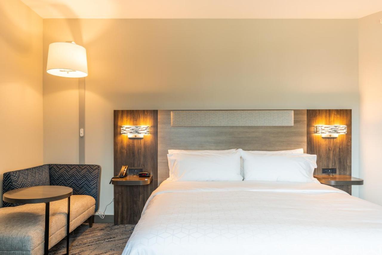 Holiday Inn Express & Suites Charlottesville By Ihg Exterior photo