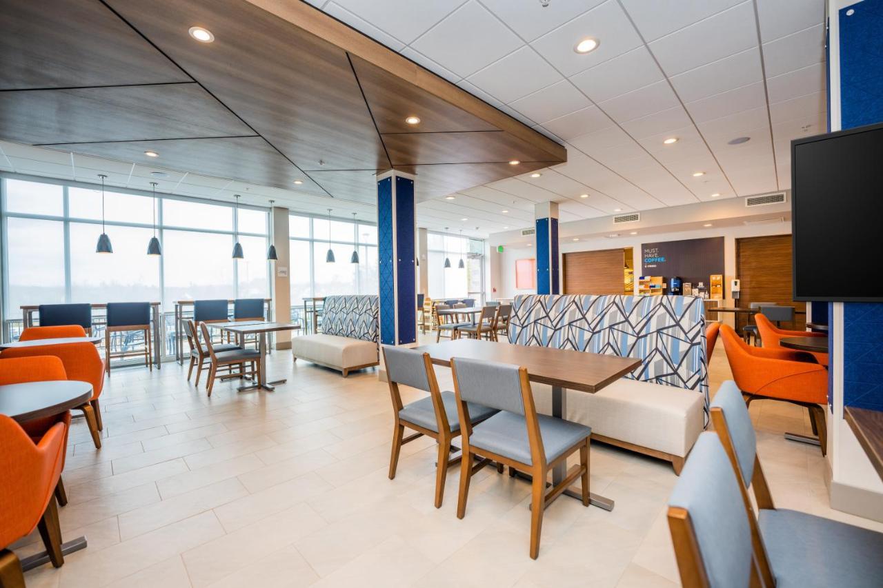 Holiday Inn Express & Suites Charlottesville By Ihg Exterior photo